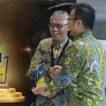 SVP Procurement PT Pertamina (Persero) Hery Murahmanta saat menerima penghargaan Pertamina sebagai BUMN dengan belanja Business to Business (B2B) terbaik untuk UMKM pada tahun 2023 pada kegiatan PaDi UMKM Pasar Digital UMKM Indonesia HYBRID EXPO 2024 & Conference yang diselenggarakan di Sarinah Thamrin, Jakarta. Kamis (11/7/2024). Foto: Pertamina