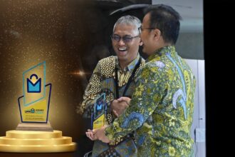 SVP Procurement PT Pertamina (Persero) Hery Murahmanta saat menerima penghargaan Pertamina sebagai BUMN dengan belanja Business to Business (B2B) terbaik untuk UMKM pada tahun 2023 pada kegiatan PaDi UMKM Pasar Digital UMKM Indonesia HYBRID EXPO 2024 & Conference yang diselenggarakan di Sarinah Thamrin, Jakarta. Kamis (11/7/2024). Foto: Pertamina