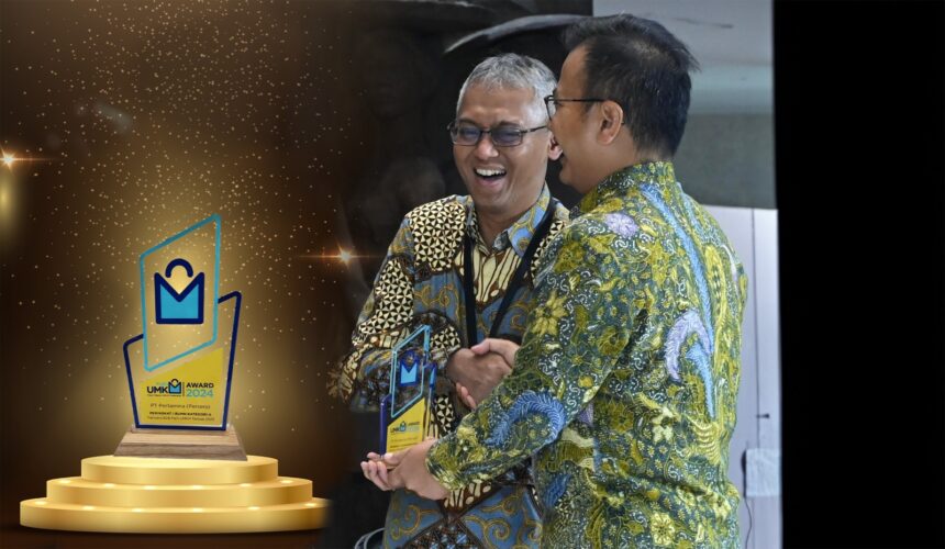 SVP Procurement PT Pertamina (Persero) Hery Murahmanta saat menerima penghargaan Pertamina sebagai BUMN dengan belanja Business to Business (B2B) terbaik untuk UMKM pada tahun 2023 pada kegiatan PaDi UMKM Pasar Digital UMKM Indonesia HYBRID EXPO 2024 & Conference yang diselenggarakan di Sarinah Thamrin, Jakarta. Kamis (11/7/2024). Foto: Pertamina