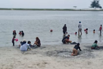 Suasana Pantai Ancol, Jakarta Utara, dijejali para pengunjung yang mengajak keluarga untuk bermain pasir putih pada setiap akhir pekan. Foto: Joesvicar Iqbal/ipol.id