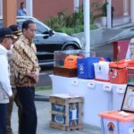 Presiden RI Joko Widodo didampingi Kepala BNPB Letjen TNI Suharyanto, Menteri Koordinator Pemberdayaan Manusia dan Kebudayaan Muhadjir Effendy, Menteri Luar Negeri Retno Marsudi dan beberapa pejabat meninjau bantuan kemanusiaan yang akan dikirimkan ke Papua Nugini dan Afghanistan di Lapangan Udara Halim Perdana Kusuma, Jakarta Timur, pada Senin (8/7/2024). Foto: Ist