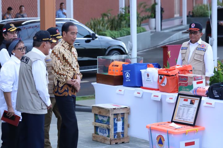 Presiden RI Joko Widodo didampingi Kepala BNPB Letjen TNI Suharyanto, Menteri Koordinator Pemberdayaan Manusia dan Kebudayaan Muhadjir Effendy, Menteri Luar Negeri Retno Marsudi dan beberapa pejabat meninjau bantuan kemanusiaan yang akan dikirimkan ke Papua Nugini dan Afghanistan di Lapangan Udara Halim Perdana Kusuma, Jakarta Timur, pada Senin (8/7/2024). Foto: Ist