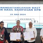 Penandatanganan Berita Acara Serah Terima (BAST) antara Kementerian ATR/BPN bersama Direktur Pelacakan Aset, Pengelolaan Barang Bukti, dan Eksekusi KPK. Foto: Dok, Kementerian ATR/BPN