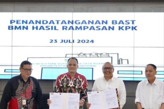 Penandatanganan Berita Acara Serah Terima (BAST) antara Kementerian ATR/BPN bersama Direktur Pelacakan Aset, Pengelolaan Barang Bukti, dan Eksekusi KPK. Foto: Dok, Kementerian ATR/BPN