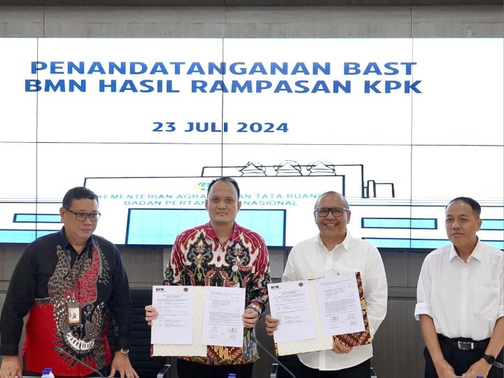 Penandatanganan Berita Acara Serah Terima (BAST) antara Kementerian ATR/BPN bersama Direktur Pelacakan Aset, Pengelolaan Barang Bukti, dan Eksekusi KPK. Foto: Dok, Kementerian ATR/BPN