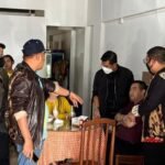 Tomy, buronan terpidana kasus pemalsuan izin eksplorasi tambang tak berkutik saat diamankan di sebuah rumah makan oleh Satgas SIRI Kejaksaan di wilayah Batam, Kepulauan Riau, Selasa (16/7/2024). Foto: Puspenkum Kejaksaan Agung