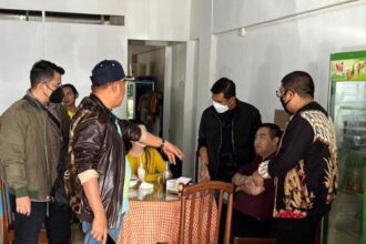 Tomy, buronan terpidana kasus pemalsuan izin eksplorasi tambang tak berkutik saat diamankan di sebuah rumah makan oleh Satgas SIRI Kejaksaan di wilayah Batam, Kepulauan Riau, Selasa (16/7/2024). Foto: Puspenkum Kejaksaan Agung