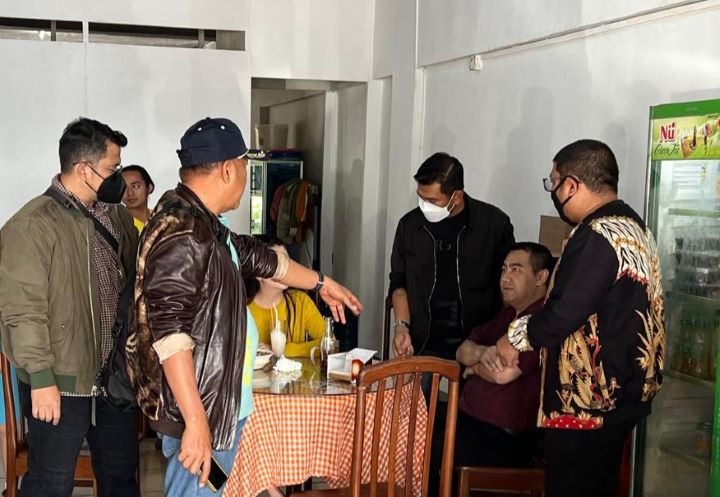 Tomy, buronan terpidana kasus pemalsuan izin eksplorasi tambang tak berkutik saat diamankan di sebuah rumah makan oleh Satgas SIRI Kejaksaan di wilayah Batam, Kepulauan Riau, Selasa (16/7/2024). Foto: Puspenkum Kejaksaan Agung