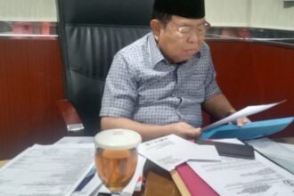 Anggota Fraksi Demokrat, Ahmad Nawawi saat bebenah dokumen yang akan dibawa pulang. (foto sofian/ipol.id)