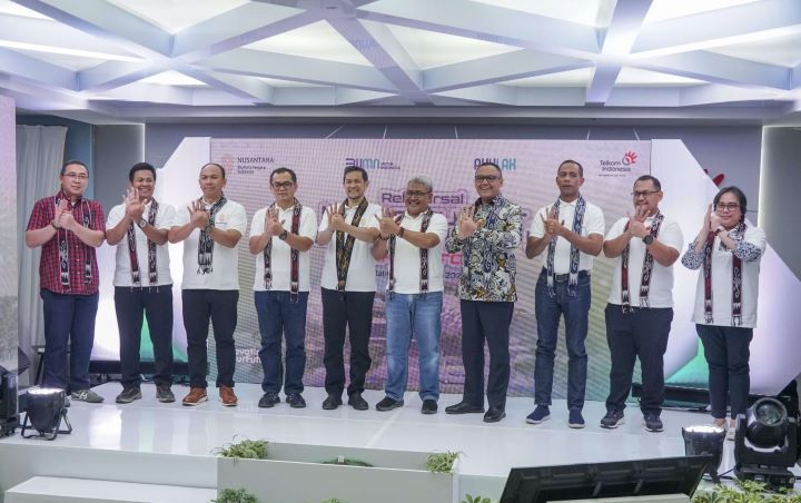 (Dari kiri ke kanan) VP Network/IT Strategy, Technology & Architecture, Ermono Liman Prabowo; Direktur Network & IT Solution Telkom, Herlan Wijanarko; EGM Digital Infrastructure Development, Cholis Safrudin; dan EVP Telkom Regional VI, Rachmad Dwi Hartanto saat rehearsal test kesiapan gelaran infrastruktur telekomunikasi IKN di Balikpapan, Rabu (17/7/2024). Foto: Telkom Indonesia