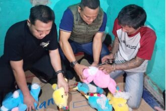 Polisi membonglar boneka isi sabu. Foto: Ist