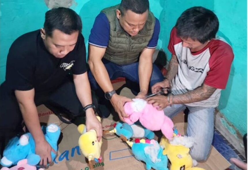 Polisi membonglar boneka isi sabu. Foto: Ist