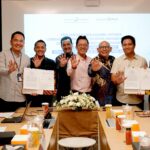 Berlianto Wibowo selaku Kepala Divisi NIA, Trade Finance & Financing LPEI, dan Ilham Mustafa selaku Kepala Divisi Penjaminan & Asuransi LPEI usai melakukan penandatanganan kerjasama strategis dengan Irsyam Fasya selaku Chief Technical Officer Asuransi Asei dan Edi Apriansah selaku Kepala Divisi Pemasaran Asuransi Asei di kantor pusat LPEI Jakarta, pada Jumat (28/6/2024). Foto: Dok LPEI