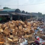 Adanya penumpukan sampah ditangani petugas di Pasar Induk Kramat Jati, Kelurahan Tengah, Kecamatan Kramat Jati, Jakarta Timur. Foto: Joesvicar Iqbal/ipol.id
