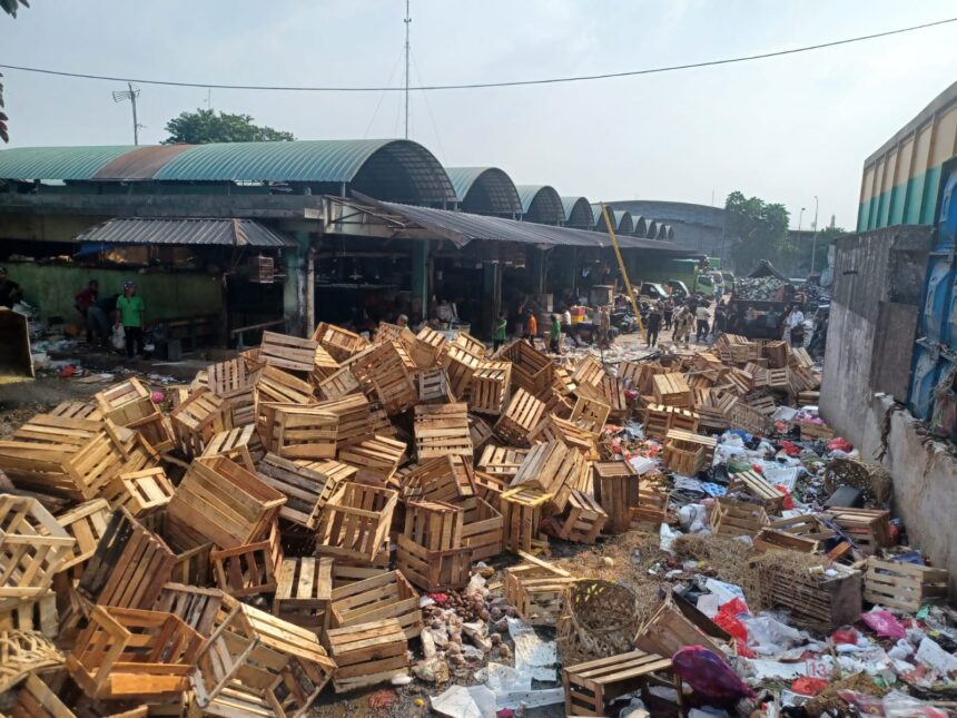 Adanya penumpukan sampah ditangani petugas di Pasar Induk Kramat Jati, Kelurahan Tengah, Kecamatan Kramat Jati, Jakarta Timur. Foto: Joesvicar Iqbal/ipol.id