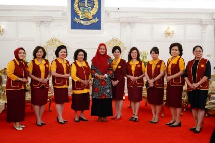 Ninuk Triyanti Zudan menerima Ikatan Wanita Tionghoa Sulsel. Foto: dok humas