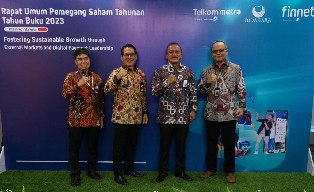 (Dari kiri ke kanan) Direktur Digital Business Finnet Apep Noormansyah, Direktur Enterprise Business Finnet Aziz Sidqi, Direktur Utama Finnet Rakhmad Tunggal Afifuddin dan Direktur Finance & Risk Management Finnet Fajar Wibawa saat RUPST Finnet Tahun Buku 2023, beberapa waktu lalu. Foto: Telkom Indonesia