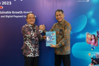 Direktur Utama TelkomMetra Pramasaleh H. Utomo (kanan) dan Direktur Utama Finnet Rakhmad Tunggal Afifuddin (kiri) saat RUPST Finnet Tahun Buku 2023, beberapa waktu lalu. Foto: Telkom Indonesia