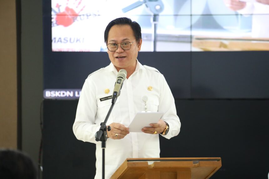 Sekretaris BSKDN Noudy R.P. Tendean saat menjadi keynote speaker dalam Forum Diskusi Aktual (FDA) Strategi Percepatan Penurunan Angka Kemiskinan Ekstrem di Daerah. Kegiatan tersebut berlangsung di Aula Badan Penelitian dan Pengembangan Daerah (BP2D) Provinsi Jawa Barat, Rabu (3/7/2024).