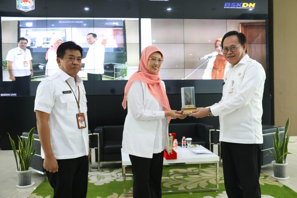 Sekretaris BSKDN Noudy R.P. Tendean saat menjadi keynote speaker dalam Forum Diskusi Aktual (FDA) Strategi Percepatan Penurunan Angka Kemiskinan Ekstrem di Daerah. Kegiatan tersebut berlangsung di Aula Badan Penelitian dan Pengembangan Daerah (BP2D) Provinsi Jawa Barat, Rabu (3/7/2024).