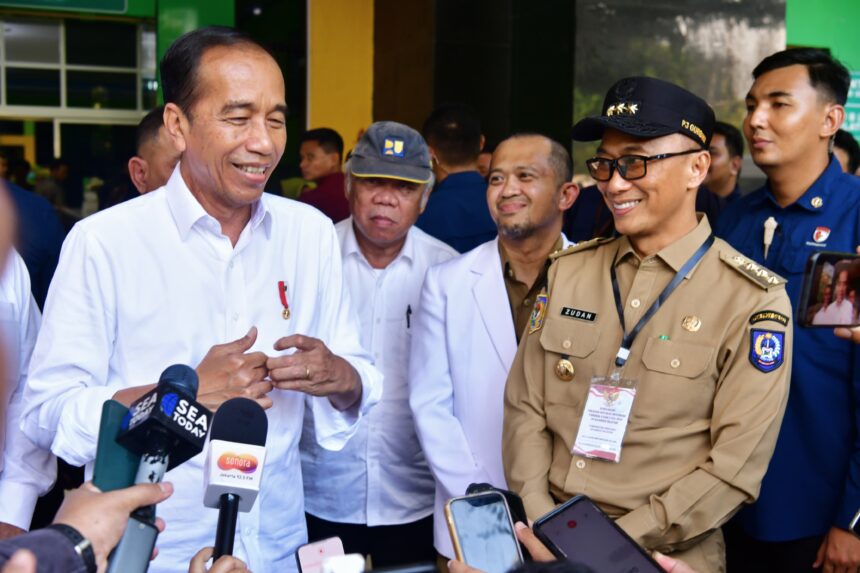 Presiden Jokowi saat meninjai RSUD Sinjai di Sulsel. Foto: dok humas