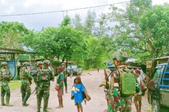 Kehadiran Satuan Tugas Batalyon Infanteri (Satgas Yonif) 6 Marinir disambut antusias warga di Massi, Papua. Foto: Dok Korps Marinir