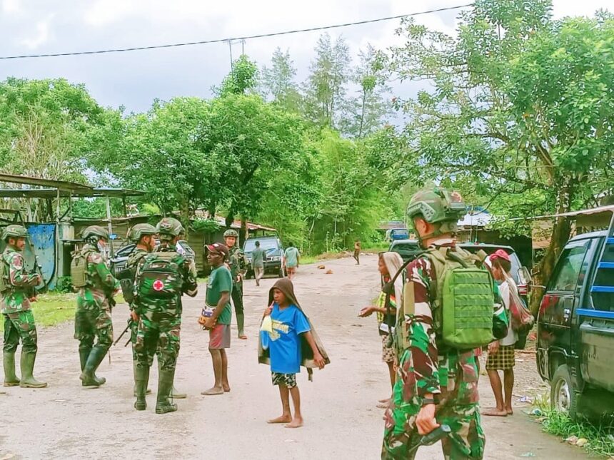 Kehadiran Satuan Tugas Batalyon Infanteri (Satgas Yonif) 6 Marinir disambut antusias warga di Massi, Papua. Foto: Dok Korps Marinir