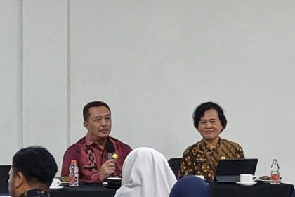 Kepala Badan Strategi Kebijakan Dalam Negeri (BSKDN) Kementerian Dalam Negeri (Kemendagri) Yusharto Huntoyungo (kiri) saat menjadi narasumber Coaching Clinic kepada Perangkat Daerah Kota Bogor di Aula Mahoni, Pondok Kapilih Pacawati, Caringin, Kabupaten Bogor, Jawa Barat, Jumat (5/7/2024). Foto: Puspen Kemendagri