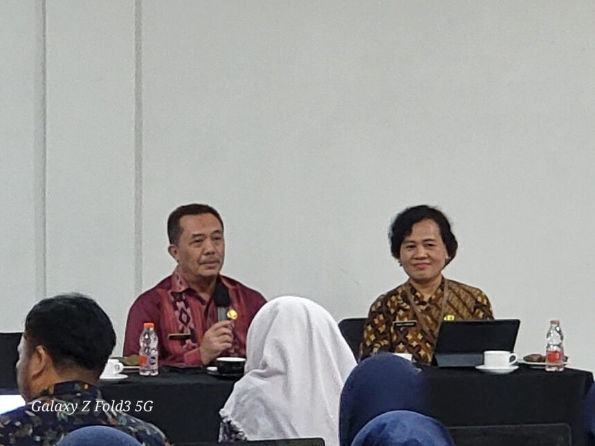 Kepala Badan Strategi Kebijakan Dalam Negeri (BSKDN) Kementerian Dalam Negeri (Kemendagri) Yusharto Huntoyungo (kiri) saat menjadi narasumber Coaching Clinic kepada Perangkat Daerah Kota Bogor di Aula Mahoni, Pondok Kapilih Pacawati, Caringin, Kabupaten Bogor, Jawa Barat, Jumat (5/7/2024). Foto: Puspen Kemendagri