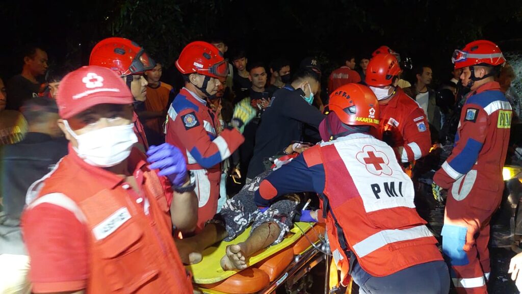 Petugas PMI dan Damkar melakukan evakuasi terhadap korban kecelakaan beruntun melibatkan empat kendaraan di Jalan Mayjen Sutoyo, Kramat Jati, Jakarta Timur, Sabtu (6/7/2024) sekitar pukul 22.22 WIB. Foto: Ist