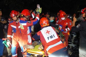 Petugas PMI dan Damkar melakukan evakuasi terhadap korban kecelakaan beruntun melibatkan empat kendaraan di Jalan Mayjen Sutoyo, Kramat Jati, Jakarta Timur, Sabtu (6/7/2024) sekitar pukul 22.22 WIB. Foto: Ist