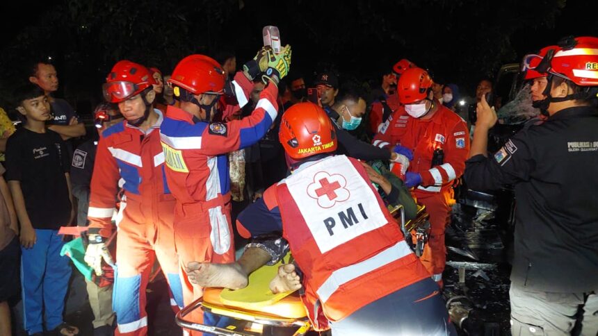 Petugas PMI dan Damkar melakukan evakuasi terhadap korban kecelakaan beruntun melibatkan empat kendaraan di Jalan Mayjen Sutoyo, Kramat Jati, Jakarta Timur, Sabtu (6/7/2024) sekitar pukul 22.22 WIB. Foto: Ist