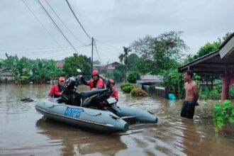 Badan Penanggulangan Bencana Daerah (BPBD) Kota Bengkulu mengerahkan perahu karet melakukan evakuasi warga terdampak banjir di wilayah Kota Bengkulu, Sabtu (6/7/2024). Foto: BPBD Kota Bengkulu