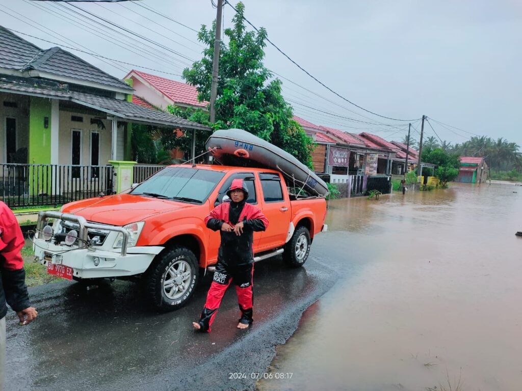 Badan Penanggulangan Bencana Daerah (BPBD) Kota Bengkulu mengerahkan perahu karet melakukan evakuasi warga terdampak banjir di wilayah Kota Bengkulu, Sabtu (6/7/2024). Foto: BPBD Kota Bengkulu