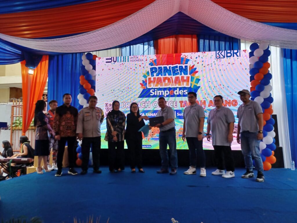 Pimpinan Cabang (Pinca) Branch Office Bank Rakyat Indonesia (Persero) Tbk, Kanca Tanah Abang, Jakarta Pusat, Totok Siswanto (tengah) bersama perwakilan Kemensos RI, Dinsos, polisi dan notaris serta Pinca Mall Ambasador dan PIK menyaksikan langsung pembukaan segel kunci undian dalam acara Panen Hadiah Simpedes di Branch Office (BO) PT Bank Rakyat Indonesia (BRI) (Persero) Tbk, Kanca Tanah Abang, Jakarta Pusat, Sabtu (6/7/2024) siang. Foto: Joesvicar Iqbal/ipol.id