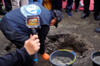 Hakim Agung Prof Yulius mewakili Mahkamah Agung dan masyarakat peradilan meletakkan batu pertama pembangunan surau yang hanyut di terjang banjir bandang di Nagari Parambaan, Kecamatan Lima Kaum, Sumatera Barat, Sabtu (6/7).