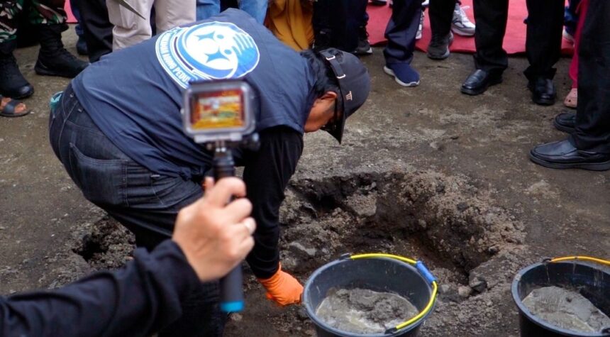 Hakim Agung Prof Yulius mewakili Mahkamah Agung dan masyarakat peradilan meletakkan batu pertama pembangunan surau yang hanyut di terjang banjir bandang di Nagari Parambaan, Kecamatan Lima Kaum, Sumatera Barat, Sabtu (6/7).