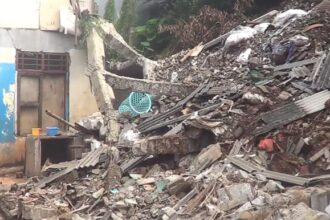 Kondisi tiga rumah warga di Jalan Janur, RT 03/RW 07, Pondok Kelapa, Duren Sawit, Jakarta Timur, rusak usai tertimpa longsor, Sabtu (6/7/2024) sore. Foto: Joesvicar Iqbal/ipol.id