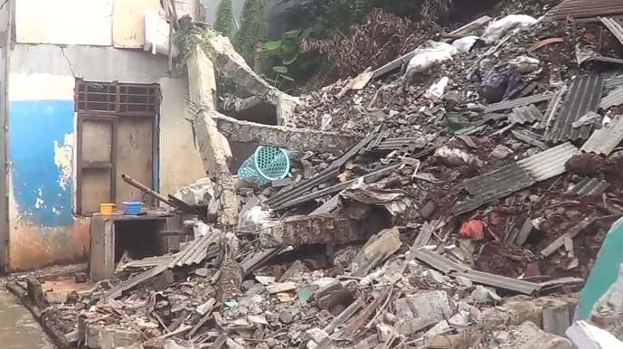 Kondisi tiga rumah warga di Jalan Janur, RT 03/RW 07, Pondok Kelapa, Duren Sawit, Jakarta Timur, rusak usai tertimpa longsor, Sabtu (6/7/2024) sore. Foto: Joesvicar Iqbal/ipol.id