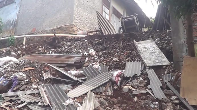 Kondisi tiga rumah warga di Jalan Janur, RT 03/RW 07, Pondok Kelapa, Duren Sawit, Jakarta Timur, rusak usai tertimpa longsor, Sabtu (6/7/2024) sore. Foto: Joesvicar Iqbal/ipol.id