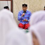 Pj Gub Sulsel saat memberikan sambutan dalam acara pengukuhan majelis taklim dan pengurus pemuda remaja Masjid Aisyah. Foto: dok humas