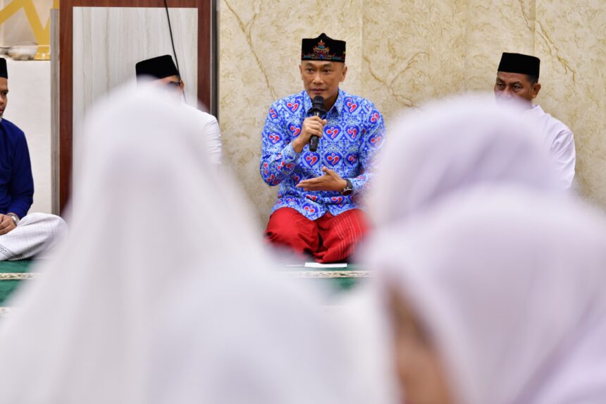 Pj Gub Sulsel saat memberikan sambutan dalam acara pengukuhan majelis taklim dan pengurus pemuda remaja Masjid Aisyah. Foto: dok humas