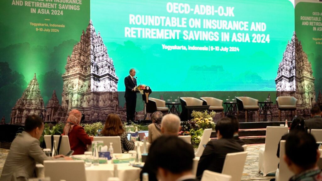 Mahendra Siregar saat membuka Rountable on Insurance and Retirement Savings in Asia 2024 yang diselenggarakan OJK, The Organisation for Economic Co-operation and Development (OECD) dan Asian Development Bank Institute (ADBI) di Yogyakarta, Selasa.