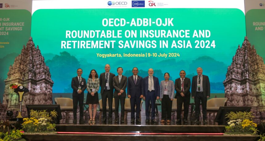 Mahendra Siregar saat membuka Rountable on Insurance and Retirement Savings in Asia 2024 yang diselenggarakan OJK, The Organisation for Economic Co-operation and Development (OECD) dan Asian Development Bank Institute (ADBI) di Yogyakarta, Selasa.