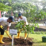 Wali Kota Jakarta Timur, M. Anwar dan jajaran bersama Direktur Pengembangan Usaha PT Antam Tbk, I Dewa Wirantaya melakukan aksi penanaman pohon pelindung dan produktif di sepanjang Kanal Banjir Timur (KBT) Malaka Sari, Kecamatan Duren Sawit, Selasa (9/7/2024). Foto: Ist