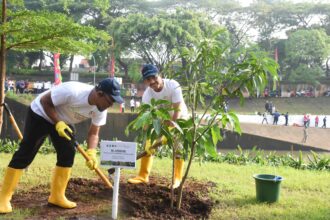 Wali Kota Jakarta Timur, M. Anwar dan jajaran bersama Direktur Pengembangan Usaha PT Antam Tbk, I Dewa Wirantaya melakukan aksi penanaman pohon pelindung dan produktif di sepanjang Kanal Banjir Timur (KBT) Malaka Sari, Kecamatan Duren Sawit, Selasa (9/7/2024). Foto: Ist