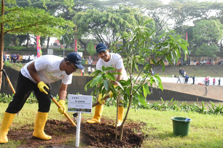 Wali Kota Jakarta Timur, M. Anwar dan jajaran bersama Direktur Pengembangan Usaha PT Antam Tbk, I Dewa Wirantaya melakukan aksi penanaman pohon pelindung dan produktif di sepanjang Kanal Banjir Timur (KBT) Malaka Sari, Kecamatan Duren Sawit, Selasa (9/7/2024). Foto: Ist