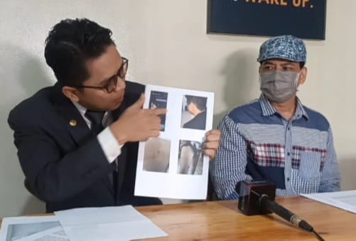 Kuasa Hukum MRR, Muhamad Normansyah (kiri) mendampingi Paman MRR, Yusman (kanan) saat memberikan keterangan pada awak media di kawasan Duren Sawit, Jakarta Timur, pada Minggu (7/7/2024). Foto: Joesvicar Iqbal/ipol.id