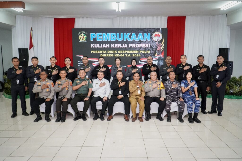 Teks Foto: Kapolres Kukar, AKBP Heri Rusyaman (kanan) menyerahkan cinderamata kepada Pembimbing Serdik Sespimmen angkatan ke- 64 PKP di Polres Kukar, Kombes Pol Purnama (kiri).(Dok)