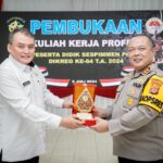 Teks Foto: Kapolres Kukar, AKBP Heri Rusyaman (kanan) menyerahkan cinderamata kepada Pembimbing Serdik Sespimmen angkatan ke- 64 PKP di Polres Kukar, Kombes Pol Purnama (kiri).(Dok)